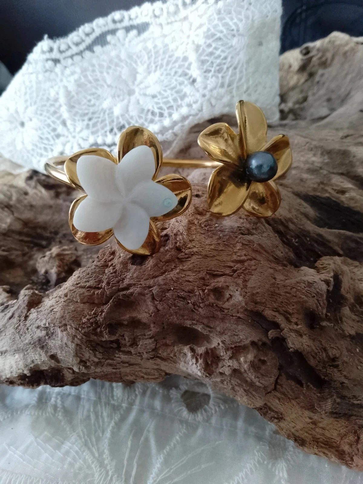 Pulseira boêmia flores das ilhas, nácar branco e pérola de água doce cultivada – photo 3